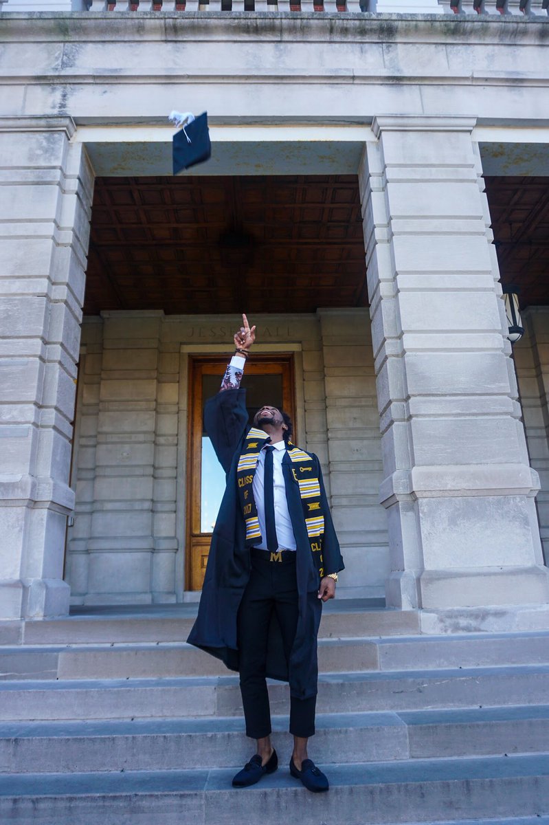 trapDiego_'s tweet image. #TrustTheProcess #IssaGraduate 🍾🐯
📸: @Im_SofaKingCole
