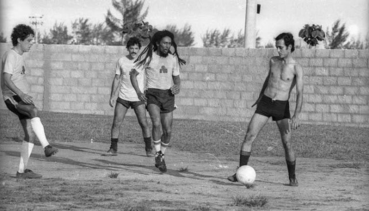 Aos 75 anos, Chico Buarque joga futebol com amigos no Rio - Quem