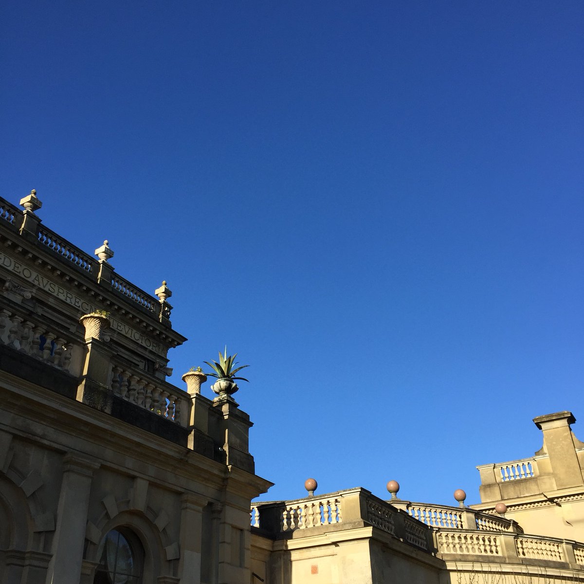 Cavalierofinn2's tweet photo. Blue skies, Balusters, keystones and finials at #Clivedon https://t.co/rReKKiLwdl