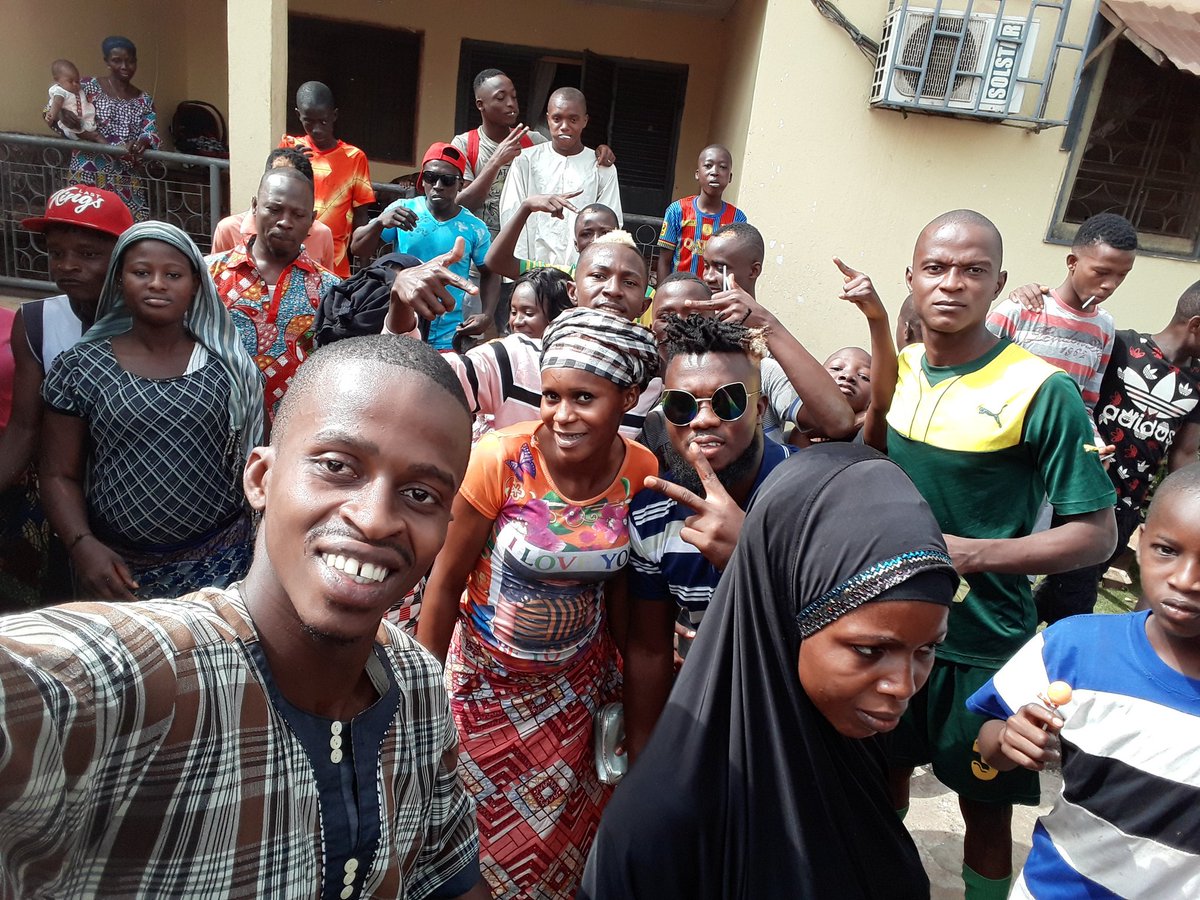 Guin_Audacieuse's tweet photo. Être plus proche de vous! Levons nous #Wahati #Barali.
#wonkeli #Fonike #Guinè
Force aux jeunes et femmes.
La @Guin_Audacieuse #Matoto2018 avec @domani_dore @bethiomoca @aminatamimi03 @HoulaimatouB @AlbertMamadouno @AlexisAdimi https://t.co/PuhNvNOQYM