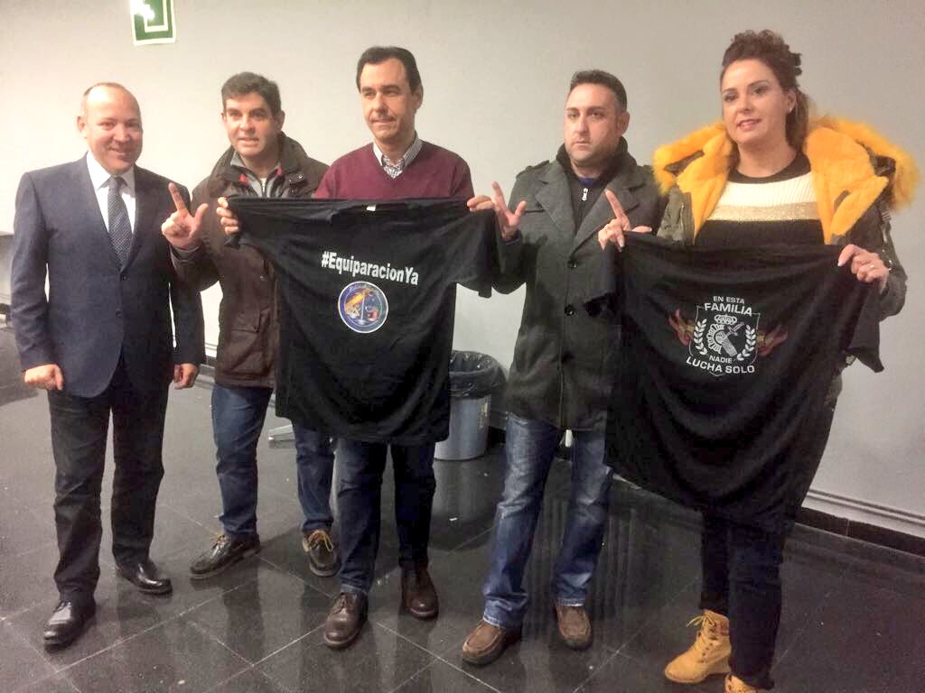 👉🏼 En la reunión de hoy se ha hablado de Cataluña, de los temas que preocupan a los españoles, de lo que va a suceder en el 2018 con los PGE y de las grandes reformas pendientes en nuestro país para este próximo año, como la equiparación salarial. @PPopular <a href="/marianorajoy/">Mariano Rajoy Brey</a>