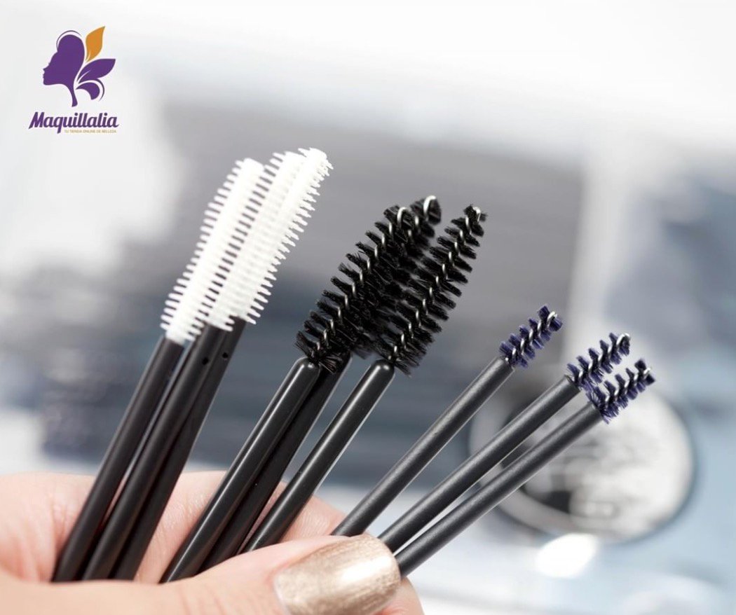 TheBrushTools's tweet photo. Use our disposable mascara wands to avoid cross contamination between your clients while doing their eye makeup. Three options to choose for upper and lower lashes 😎👌
📷 maquillalia https://t.co/Lb0bBqDf5O