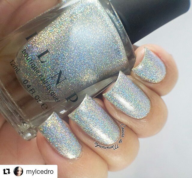 dimenininha's tweet photo. #tbt2017myl Holográfico pra chamar o Sol ( O Sol, Viu, Setembro?) Este é o MEGA - X da @ilnpbrand .
.
.
.
.
.
.
.
#coisasdemenininha
#unhasdamyl
#ilnp
#holografico
#blogbaiano
#ablogsml https://t.co/riZfbEhcuG https://t.co/QrtNlmcs3d