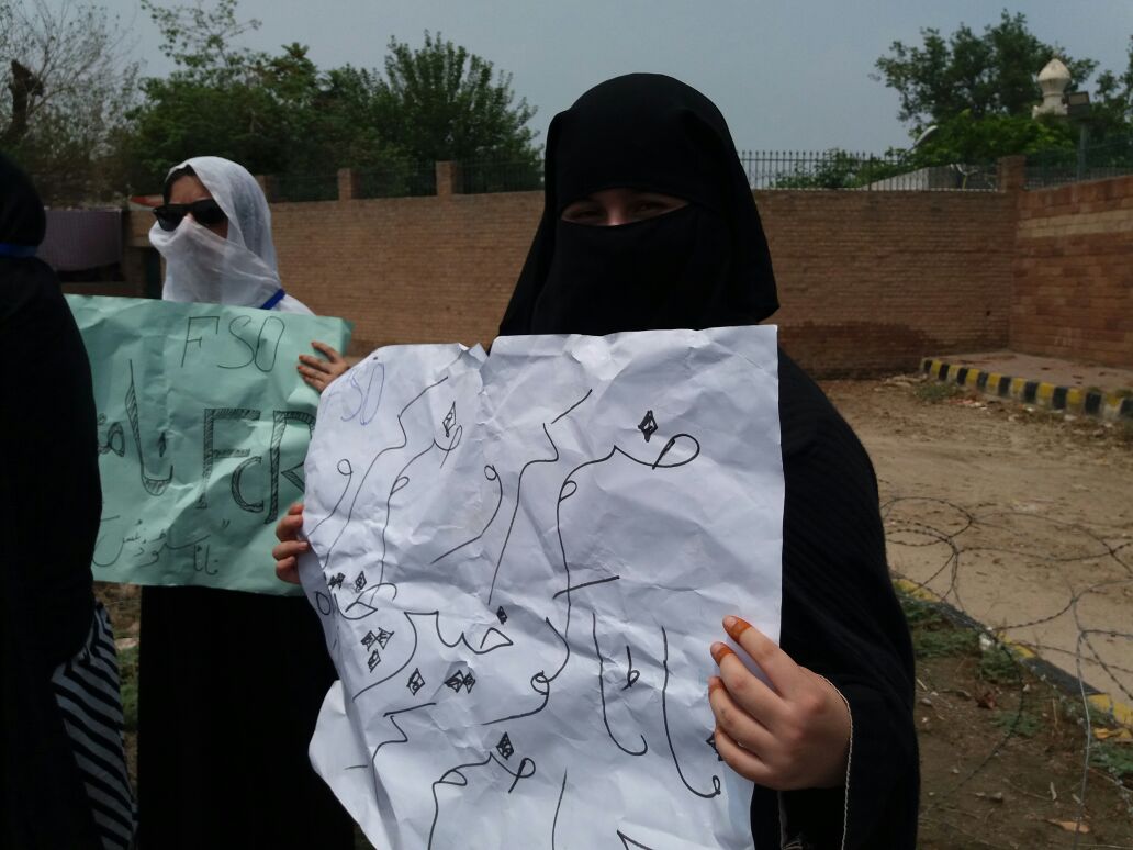 qabailee_women's tweet photo. قبائلی ویمن آرگنائزیشن کی ممبر چند ماہ پہلے فاٹا انضمام کے حق میں طلبہ تنظیم کی طرف سے منعقد کئے گئے پروٹیسٹ میں #FATA _KP _Merger  کی حمایت کرتے ہوئے! https://t.co/9Qby0vemHw