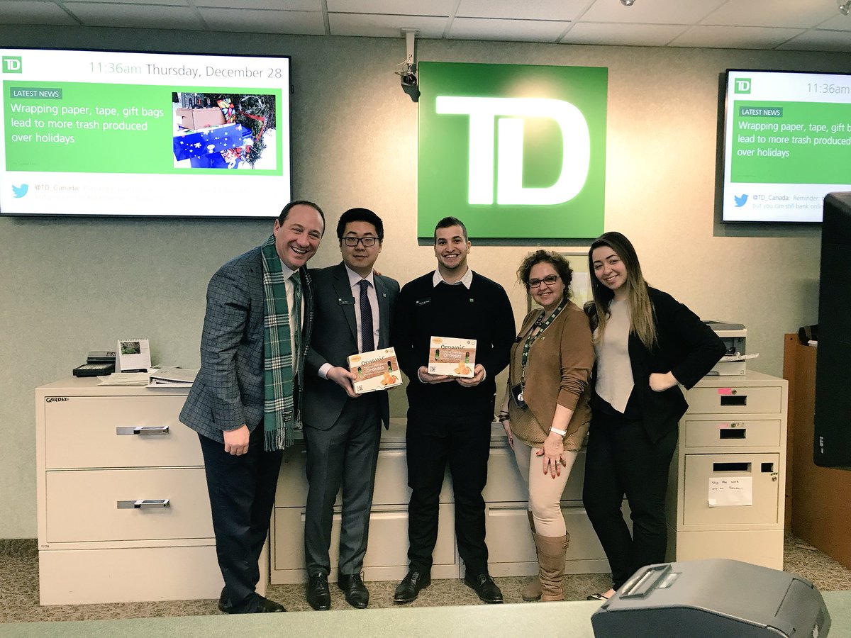 What a pleasant surprise to have @MauroManzi_TD  drop by and deliver some delicious mandarins for the team! Thanks for the visit!! @SilviaL_TD <a href="/JuliaKelly_TD/">Julia</a>