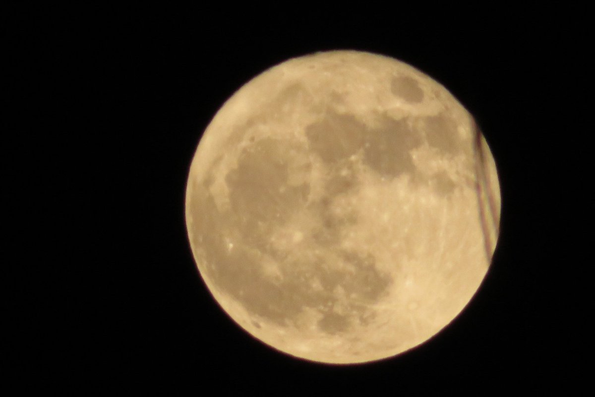 EugeneC988's tweet photo. @weatherchannel #supermoon2018  @TWCErikaNavarro what’s the forecast looking like for the January 1st SUPERMOON. #NYC. Supposed to be the closest of the 3 in a row. https://t.co/E2cAH7Dng3