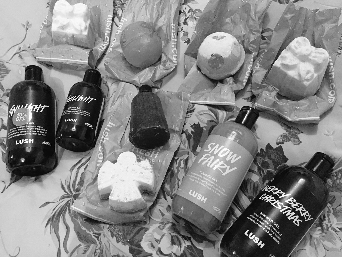 LouBou's tweet photo. My small but perfectly formed Boxing Day haul from @LushLtd @intuMK (+ a big chunk of Baked Alasaka) ๐
๐๐ #lushie #lushing #bathtime #lush https://t.co/c1AMzCphBV