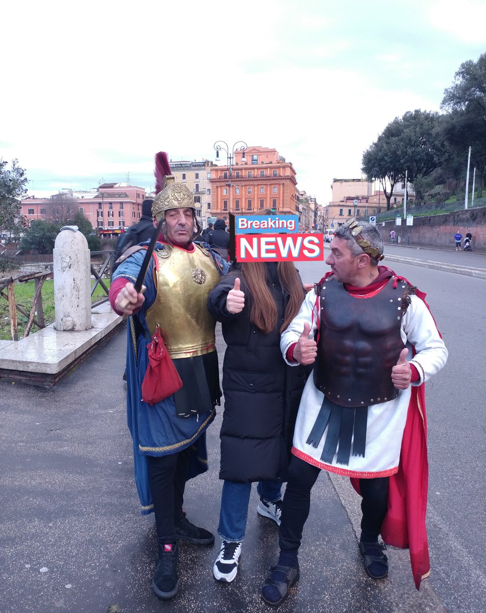 FF14_Kerendia's tweet image. 유럽 로마여행 다니시는 분들
&amp;gt;&amp;gt;콜로세움 뒷쪽문&amp;lt;&amp;lt;에서 이렇게 갑옷입고 사진 찍자고 사진 찍어준다고 하는사람들 조심하세요 갑자기 사진찍자고하고 6장찍고 40유로(한화로 약 51000) 달라고 함ㅋㅋㅋㅋㅋ폰도 가져가서 돈 주기전에 안돌려주려고 합니다. 
진짜 조심하세요😡😡