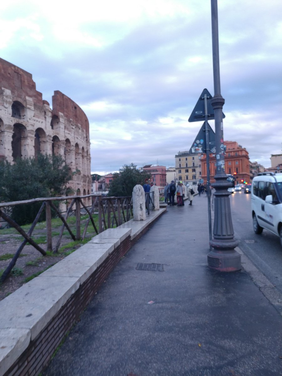 FF14_Kerendia's tweet image. 유럽 로마여행 다니시는 분들
&amp;gt;&amp;gt;콜로세움 뒷쪽문&amp;lt;&amp;lt;에서 이렇게 갑옷입고 사진 찍자고 사진 찍어준다고 하는사람들 조심하세요 갑자기 사진찍자고하고 6장찍고 40유로(한화로 약 51000) 달라고 함ㅋㅋㅋㅋㅋ폰도 가져가서 돈 주기전에 안돌려주려고 합니다. 
진짜 조심하세요😡😡