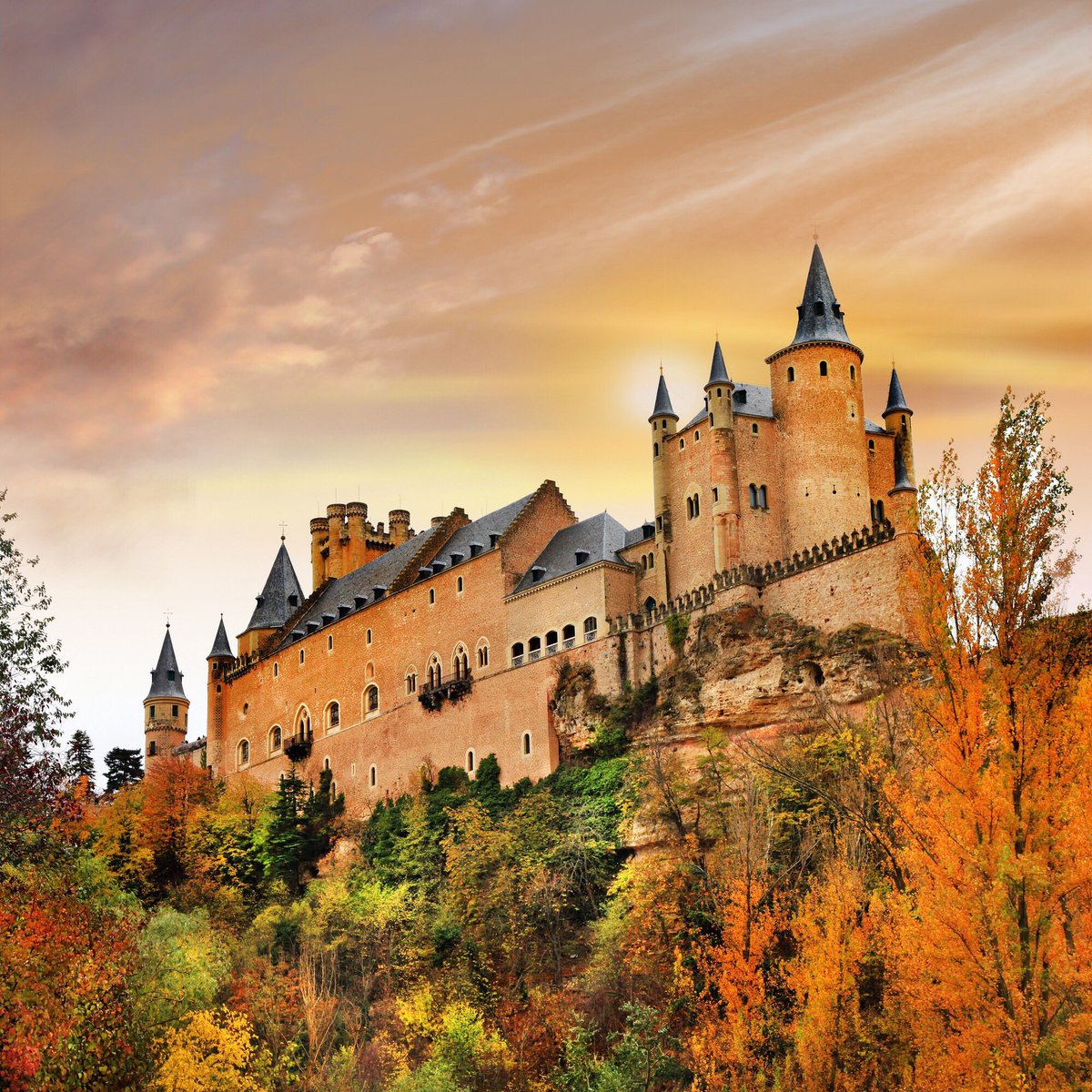 MagicalEurope's tweet photo. Rising out on a rocky crag above the confluence of two rivers near the Guadarrama mountains, Alcazar Castle is one of the most distinctive castle-palaces in #Spain by virtue of its shape – like the bow of a ship. https://t.co/8czqFJhqfW