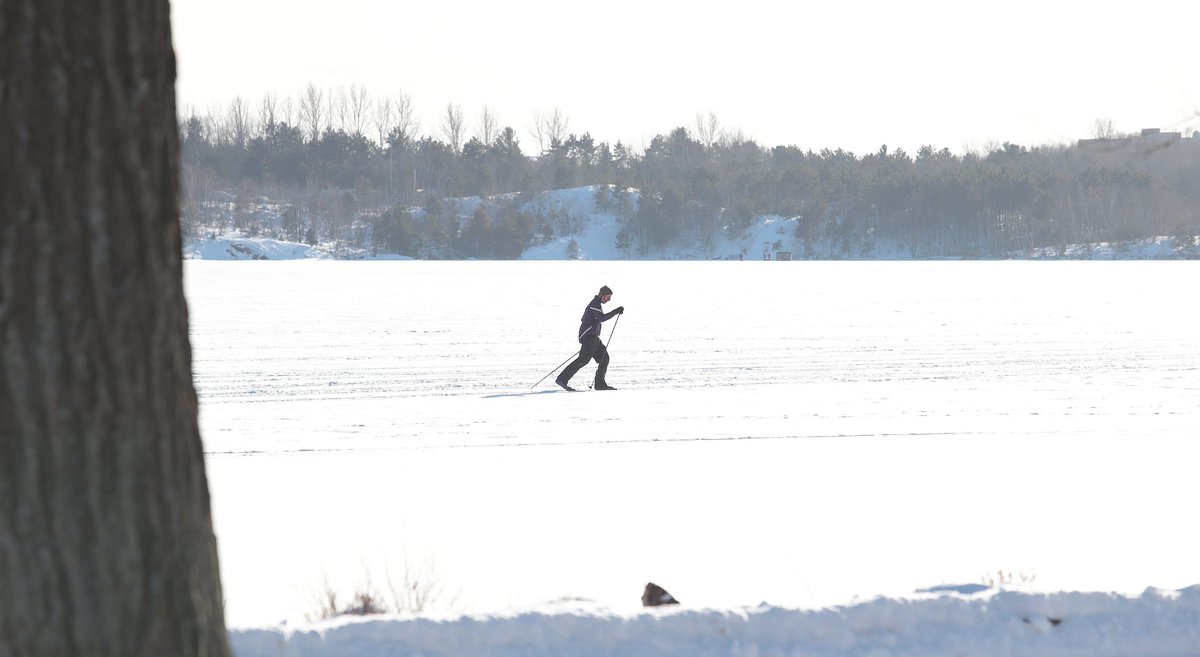 GDonatoPhoto's tweet image. A cross-country skier crosses Ramsey Lake in Sudbury, Ont. on Thursday December 28, 2017. Temperature reached -39 with the wind chill on Thursday.Gino Donato/Sudbury Star/Postmedia Network