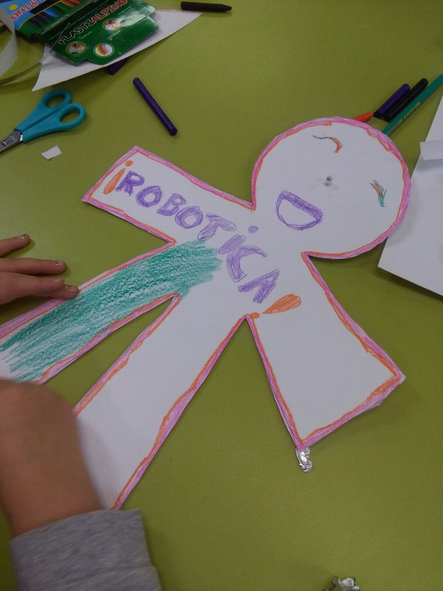 SileNoleTrueque's tweet photo. Hoy hemos construido muñecos #Inocentes robots con @filobotica, el último #taller de esta octava edición del festival Sile, Nole. ¡Muchas gracias a todos los que habéis participado en el #festival! Nos vemos el año que viene :) https://t.co/hT2thWrNss
