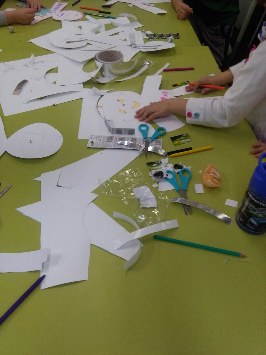 SileNoleTrueque's tweet photo. Hoy hemos construido muñecos #Inocentes robots con @filobotica, el último #taller de esta octava edición del festival Sile, Nole. ¡Muchas gracias a todos los que habéis participado en el #festival! Nos vemos el año que viene :) https://t.co/hT2thWrNss