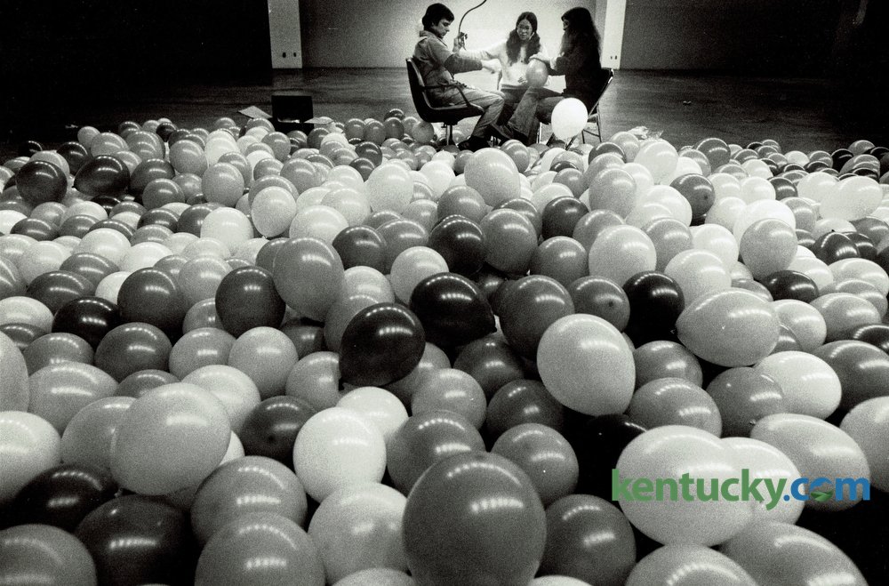 KYPhotoArchive's tweet photo. Members of Stagehands Local 346 filled about 6000 balloons to be dropped during Earth, Wind and Fire’s New Year’s Eve show 1977 in Rupp Arena. https://t.co/D1wv6JZKhi