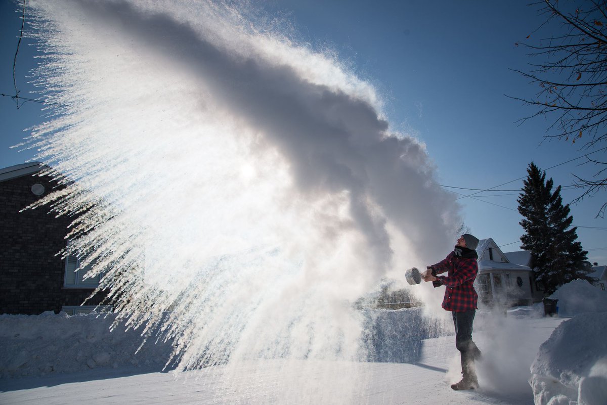 ScienceNorth's tweet image. When you throw boiling water into the air during an extreme cold warning! ❄️😲 Do not try this at home. 
📷: Kyle Tarlton