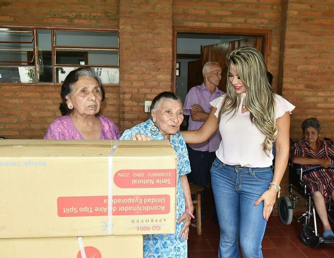 TeleShowTV's tweet photo. ¡@MarlyFigueredo_ donó lo que ganó en el #BCPY2017 a un hogar de ancianos! 😍👌 #TeleShow🚨 https://t.co/8PG1EcYu3i