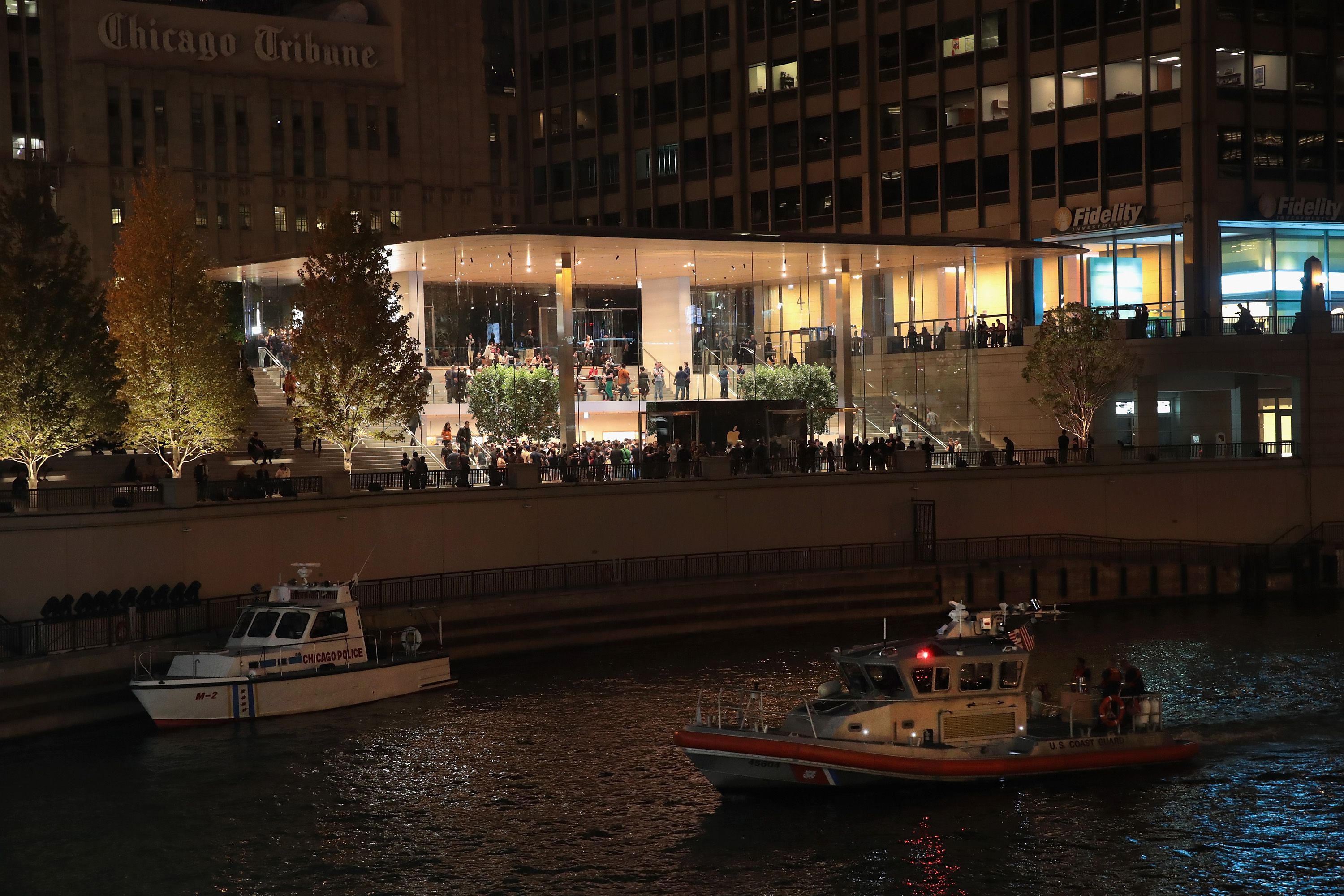 Apple's flagship Chicago retail store wasn't designed to handle snow - The  Verge