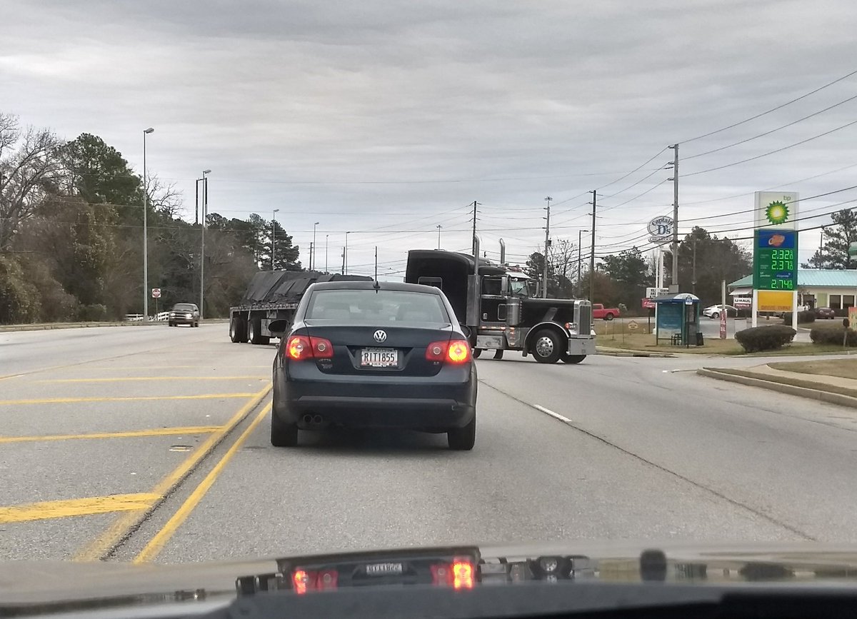 MiguelJTorres's tweet image. About 20 of us had to wait for this guy to figure out how to turn into a parking lot. #prayfordisman #knowyourrig #hashtagsonhashtags