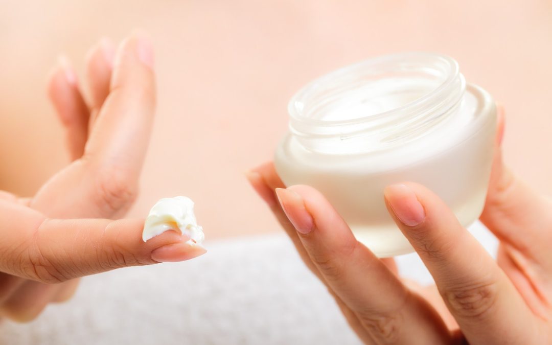 SkinCareImpact's tweet photo. A balanced diet is important, but there's more than one way to give your skin vitamins. There's also topical antioxidants, which are serums and creams that contain ingredients that nourish the skin.   #Topical #Antioxidants #Skincare #HealthySkin https://t.co/8DoMNls1qC