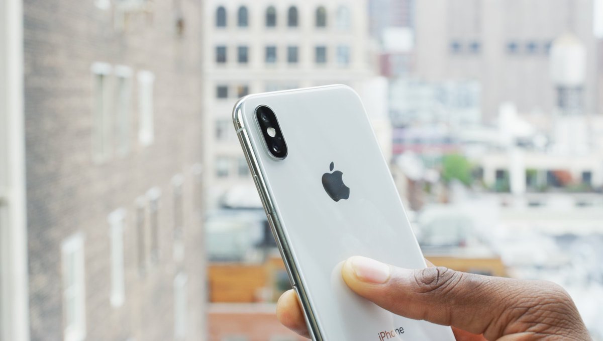 MKBHD's tweet photo. Apple has responded to the iPhone Battery drama. They will now offer $29 battery replacements: https://t.co/CTbDoLQl2d https://t.co/D7zWybC2gq