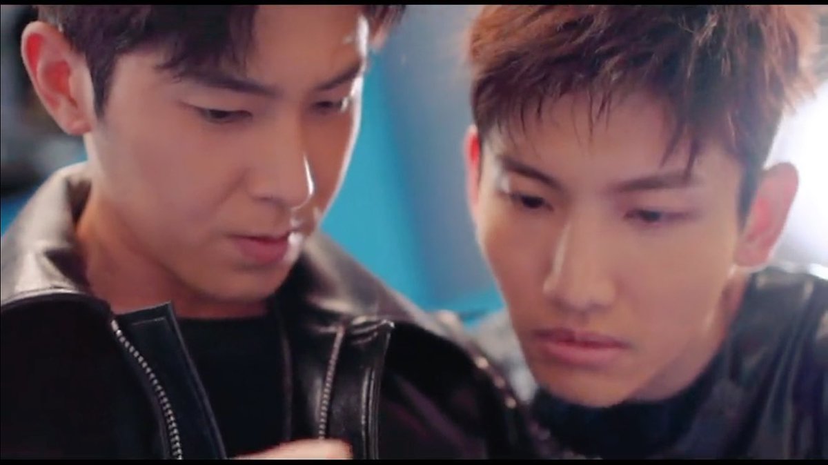 サオ 人 J 一夜明けて改めて この一連の流れでユノが持ってるスマホを覗き込む シム Rebootのメイキングの時みたいに 実際にはこれとは逆サイドからだけど ユノの肩越しにスマホを覗き込む仕草がすごくナチュラルで なんていうかこういう