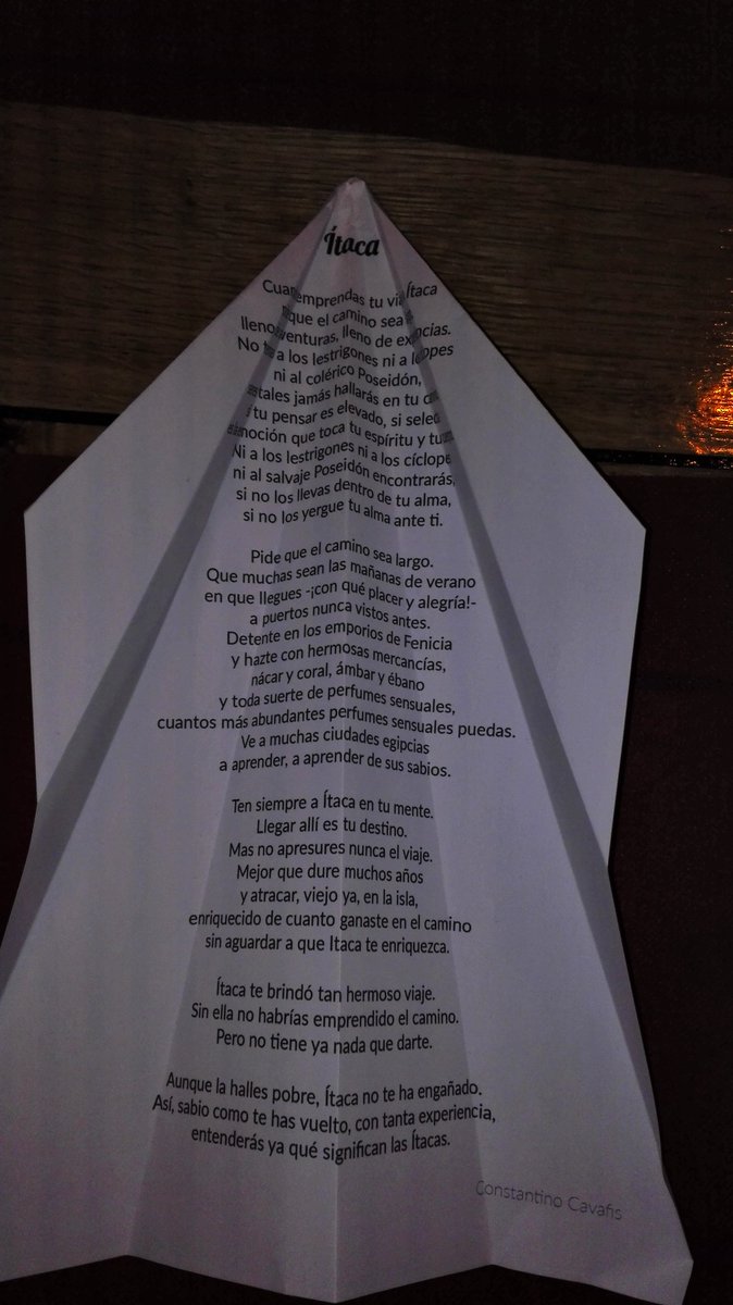 CalamburTrad's tweet photo. Con @ArnedoLaura y su poema de Itaca en @foolsdinner_nav. ¡Qué vuele la poesía!
#fools6 https://t.co/nMrMpPoaUO