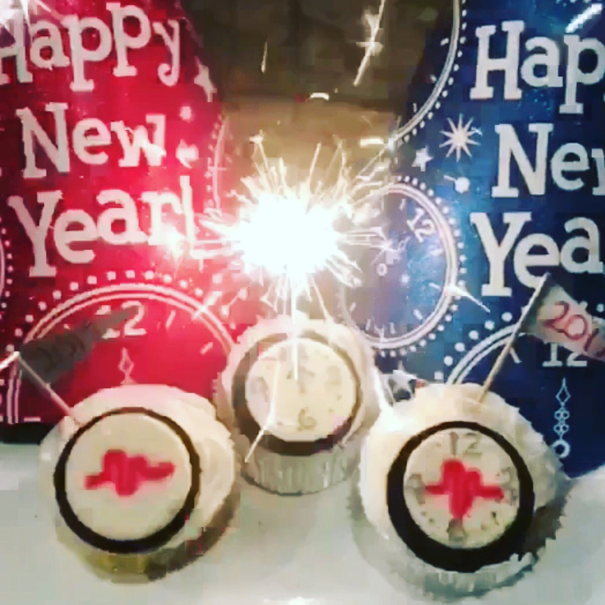 TayTaysNummies's tweet image. #ThrowbackThursday to my NYE @musicallyapp cupcakes from last year!! #justkeepbaking