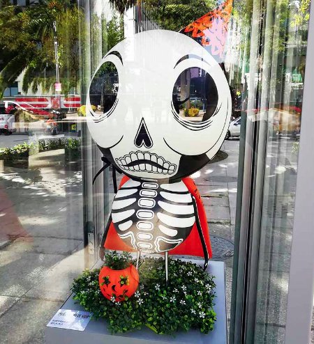 DONDEIRweb's tweet photo. ¡Tim Burton llegó a Reforma! Aprovecha el día para ir a esta expo, son 20 esculturas intervenidas por artistas mexicanos con temáticas basadas en los personajes del cineasta y... https://t.co/5Rp4xDwPos https://t.co/YFOuKJOVNR