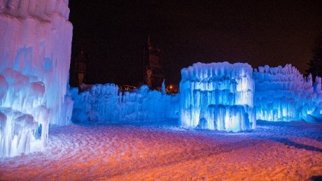 CBCManitoba's tweet photo. Cold, glittering Ice Castles rising in Winnipeg for new year https://t.co/DyHdEzjvt8 https://t.co/75AlX9CDoK