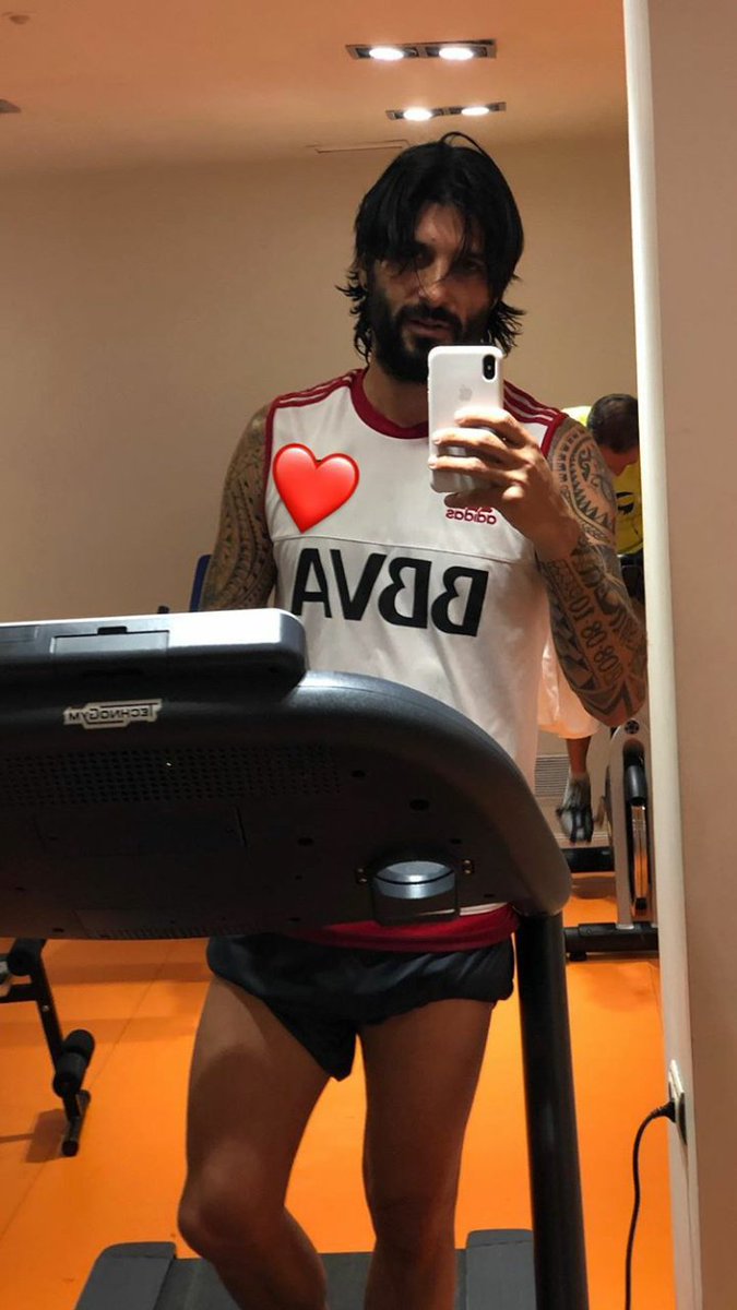 cristianivic's tweet photo. El chori Dominguez entrenando por su cuenta con la musculosa de River. https://t.co/aHUraLoqY8