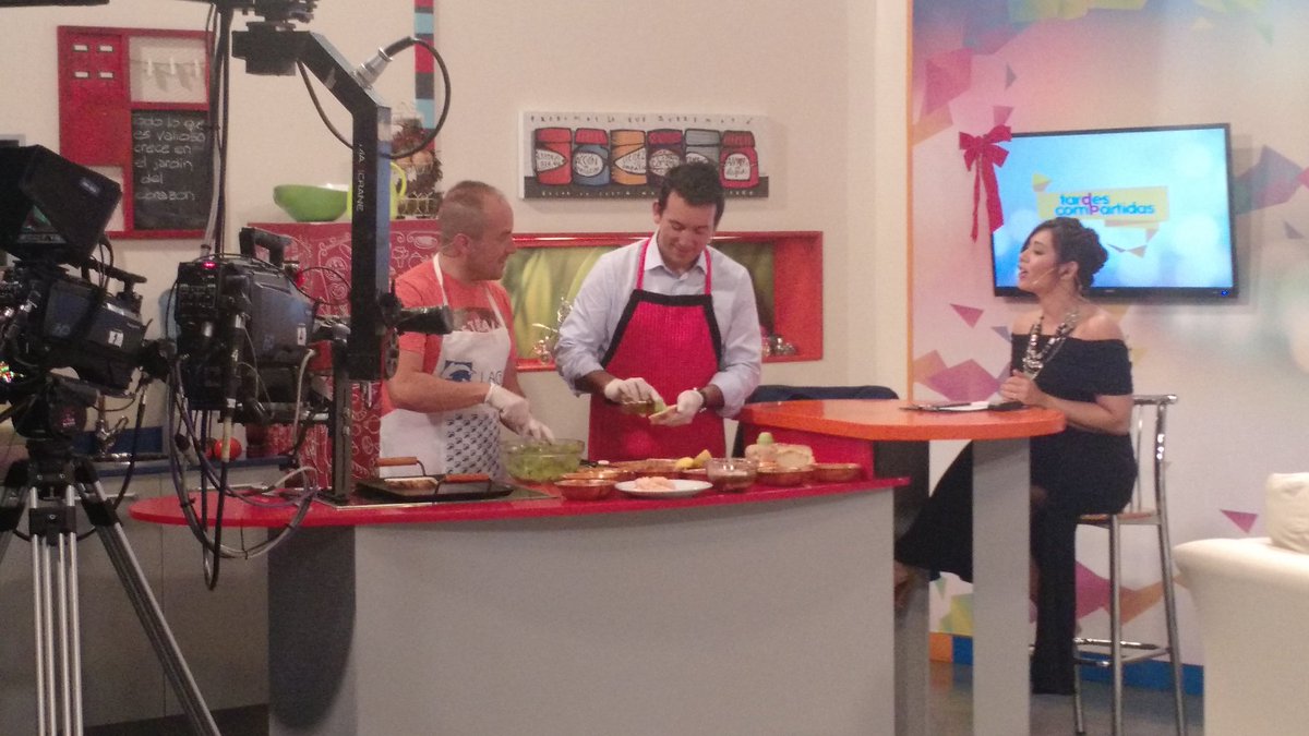 TadeoGZ's tweet photo. Estuvimos en Tardes Compartidas con @camposgiselap  y nos invitaron a cocinar. Gracias por la buena onda !!!! https://t.co/cjbu1aGDUa