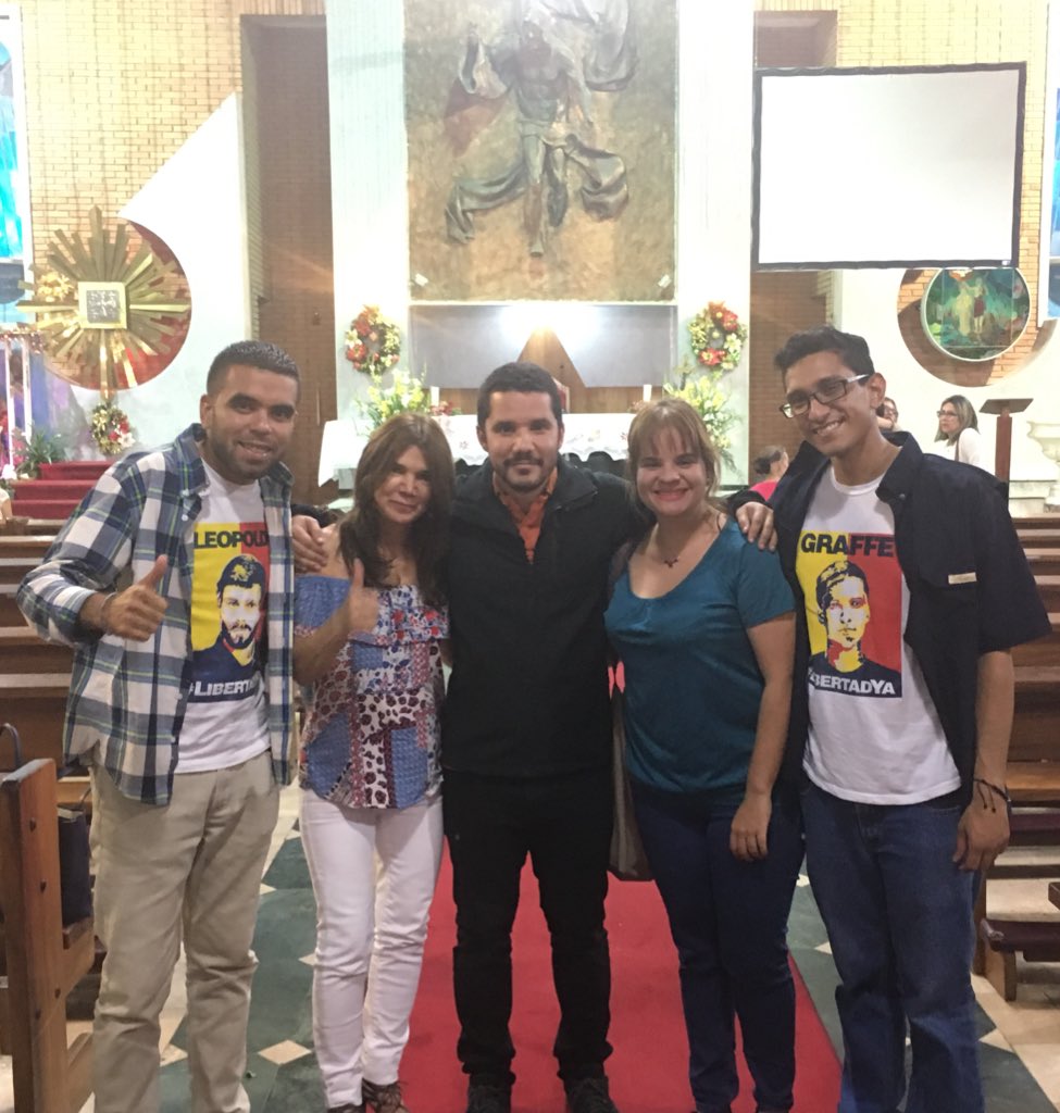 CarlosGraffe's tweet photo. Dándole gracias a Dios y a la Virgen del Socorro. Acabo de salir en libertad! 
Gracias a todos por sus oraciones y apoyo en estos meses tan difíciles. Pido por la libertad de todos los presos políticos! 
Vienen mejores días para Venezuela. https://t.co/tNHbjjM2OT