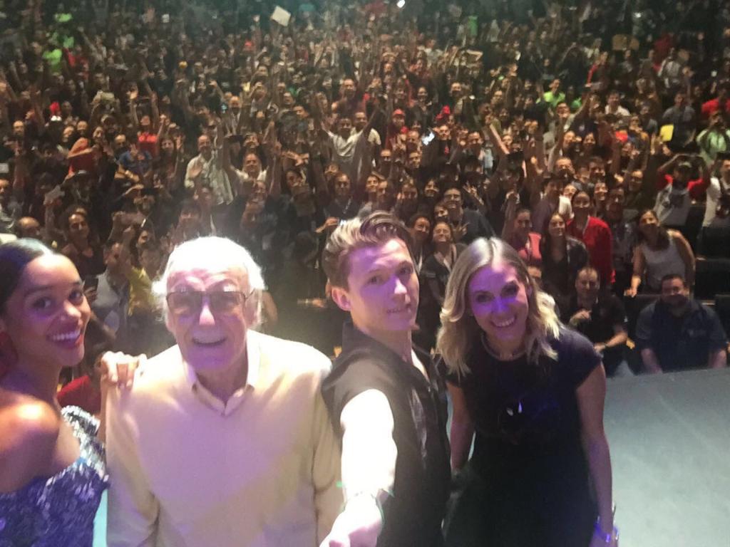 RadioDisneyMX's tweet photo. #RecuentoRD La pasamos increíble en #Conque2017: celebramos los 40 años de Star Wars, descubrimos la nueva imagen de “El Rayo” McQueen⚡️🏁, conocimos a Stan Lee y a Tom Holland. https://t.co/F9lbr54E6W