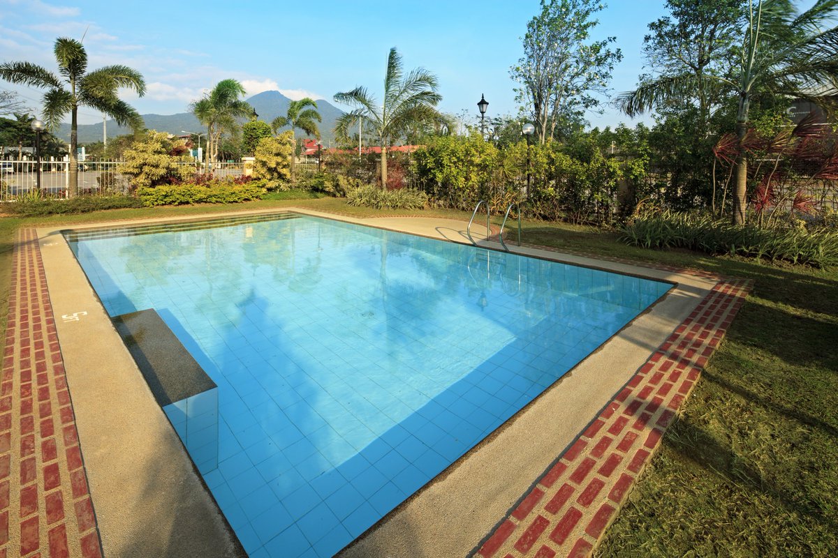 MicrotelPH's tweet image. Pack your bags and hit the road for a hassle-free retreat at Microtel by Wyndham Batangas! Unwind with the fresh air and a soothing swim in our pool.

Book now for your next weekend vacation at 
microtel-batangas.com! #MicrotelPH