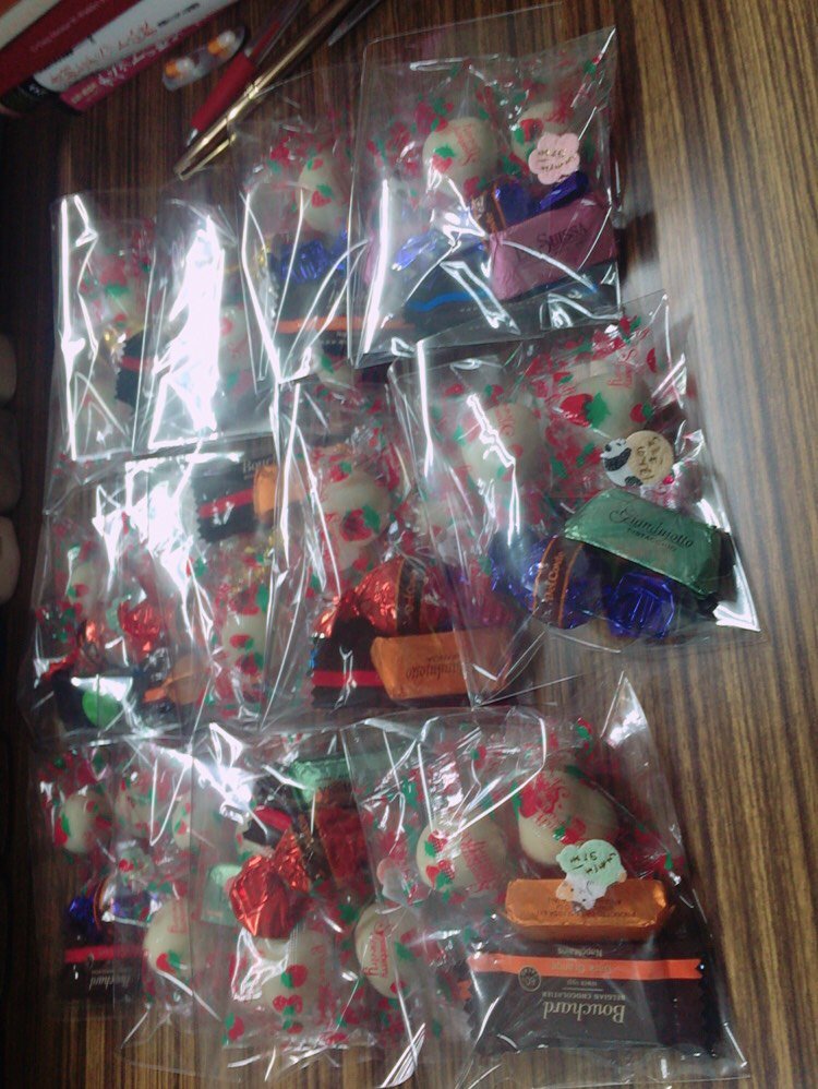 お久しぶりです！
中の人が忙しかったので更新はできていませんでしたが、活動はしっかりやっていましたよ〜

顧問の先生からお菓子をいただいたので、アップします！