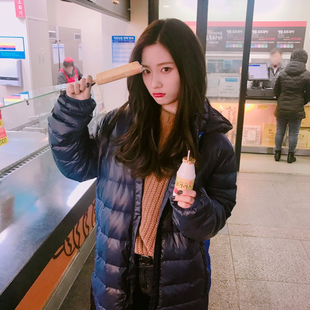 jchaeyeonglobal's tweet photo. [CHAESTAGRAM] 171229 #Chaeyeon's Instagram Update,
"Hot bar in one hand yogurt in the other hand😻 In which rest area is this?🙄 #HotBar #Yogurt #InWhichRestAreaIsThis? #Adidas #AdidasLongPadding #ADIDASPERFORMANCE"

#DIA #다이아 #정채연 #채연 https://t.co/hgFnZ2X5Rz