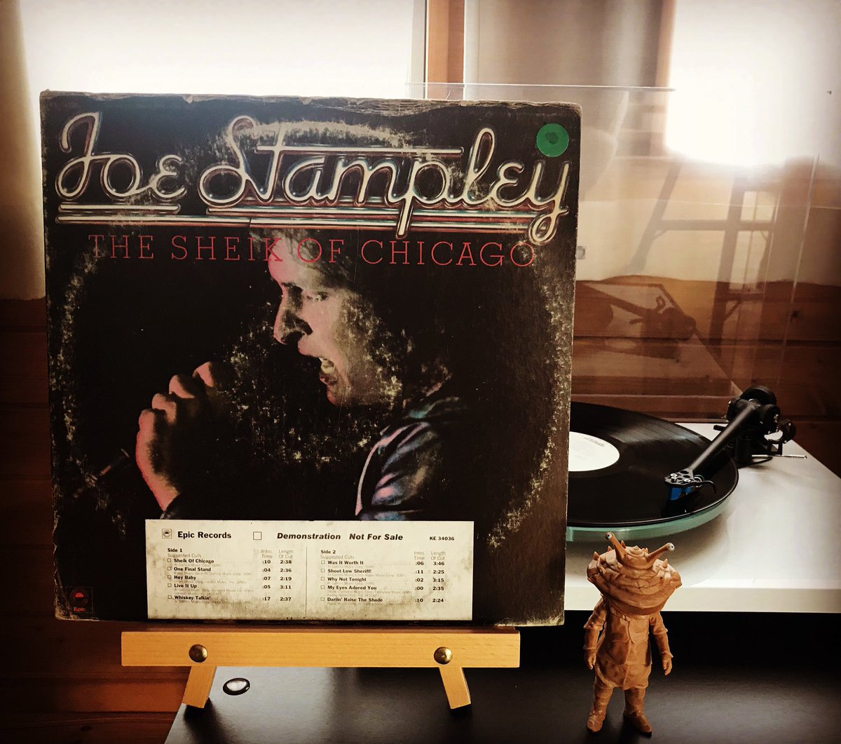 taguchimaru's tweet photo. おはようございます
朝から一掴み
Joe Stampley
『The Sheik o Chicago』
AOR好きならと勧められたカントリーAOR
ジャケがぼろぼろ、カビが生えていたからか安くしてもらった
#joestampley #countrymusic #rock #nowplaying #analog #record #vinyl https://t.co/HJSMJckkJJ