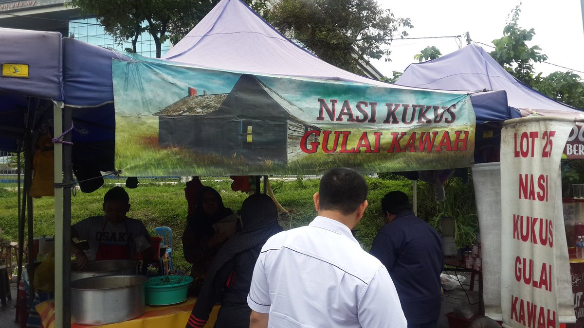 Nasi kukus gulai kawah di pusat penjaja uniten lot 25 harga mampu milik hanya rm6 shj Insyaallah pasti memuaskan hati anda