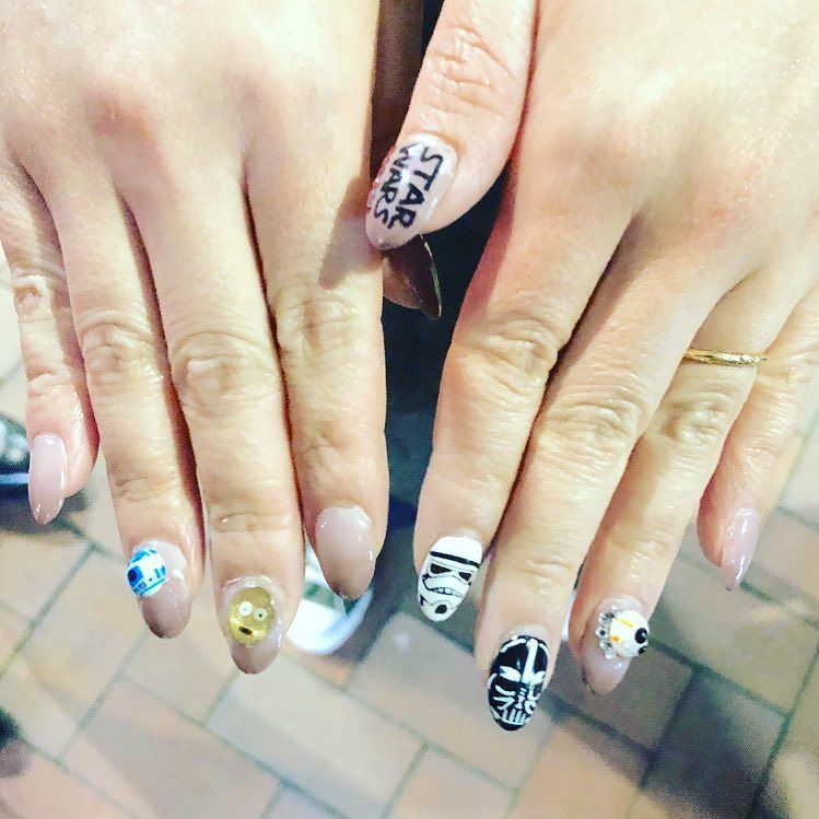 31_m's tweet photo. STAR WARSネイル☆こんなにかわいいネイルは初めて見て感激！友達自分でやったってさすが！
・
#starwars
#nail 
#nailart 
#スターウォーズ 
#ネイル 
#ネイルアート 
#R2D2 
#BB8 
#C3PO https://t.co/mYKtykEsMT https://t.co/kuNmDsjxgB