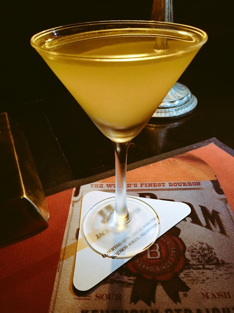 SrMardelmar's tweet photo. Refrescandonos como corresponde en @JTRBar ¡Qué bien saben calmarnos la sed @arulomban @emimorasca !!!! #ParejaCoctelera #Rufino #GingerMartini #CocteleriaDeluxe ¡Los extrañábamos!!! https://t.co/KUNQt4I3qO