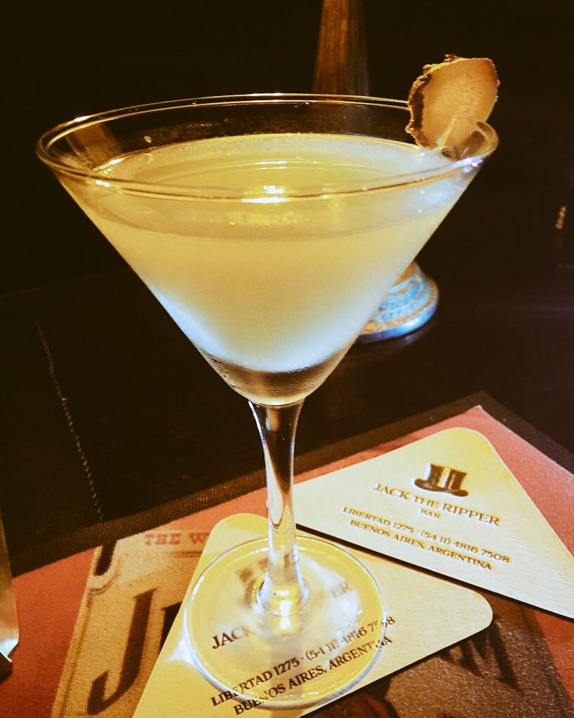 SrMardelmar's tweet photo. Refrescandonos como corresponde en @JTRBar ¡Qué bien saben calmarnos la sed @arulomban @emimorasca !!!! #ParejaCoctelera #Rufino #GingerMartini #CocteleriaDeluxe ¡Los extrañábamos!!! https://t.co/KUNQt4I3qO