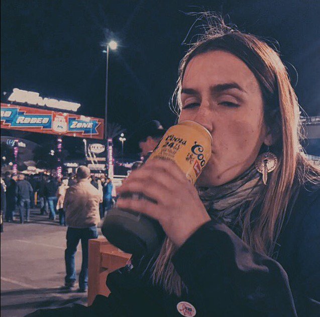Typical_Tana's tweet photo. What I would give to be this relaxed rn #withmafuqncoorstallcanbrother #takemeback #attagirl #anotherdayanotherbeer https://t.co/slmcENomM3