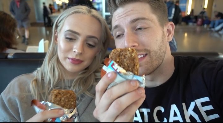 page_madilyn's tweet photo. Find someone who look at you like @MadilynBailey look her food https://t.co/ug0Hj57844
