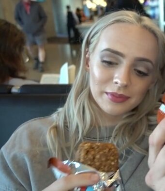 page_madilyn's tweet photo. Find someone who look at you like @MadilynBailey look her food https://t.co/ug0Hj57844