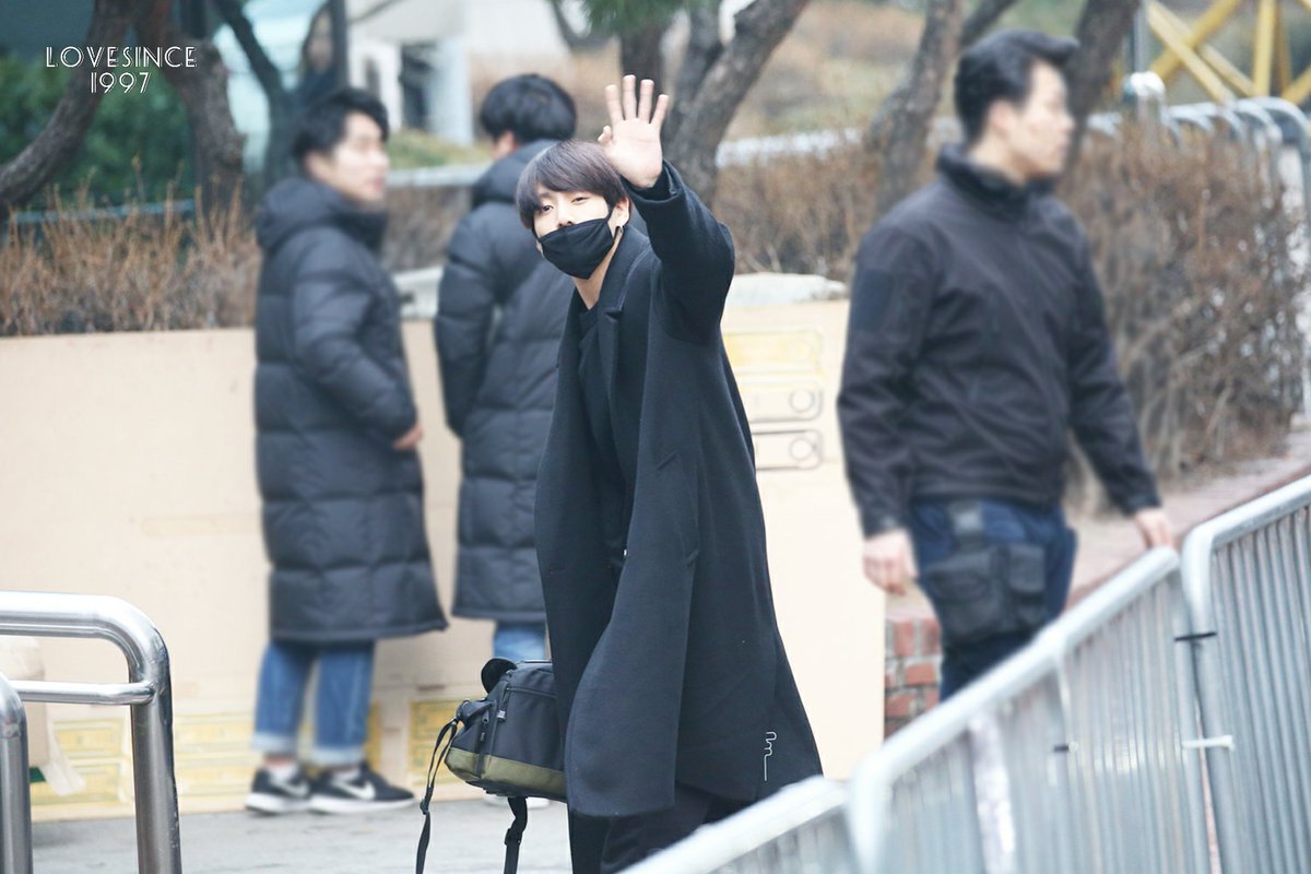 Lovesince1997's tweet photo. [HQ] 171229 KBS 공개홀 출근 

I love you 😭😭😍😍

#방탄소년단 #전정국 #정국 #황금막내 #귀여운막내 #잘생긴막내 #노츄 #토끼 @bts_twt https://t.co/4Kjs55DX9N