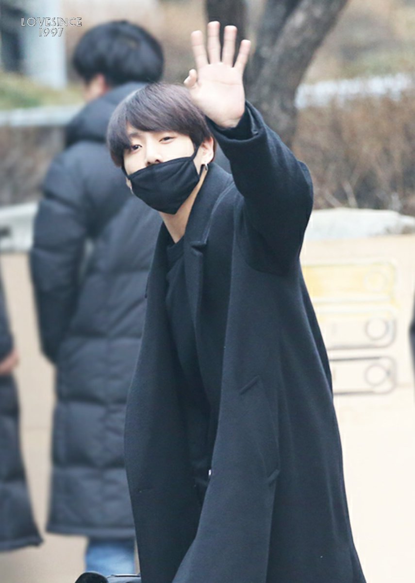 Lovesince1997's tweet photo. [HQ] 171229 KBS 공개홀 출근 

I love you 😭😭😍😍

#방탄소년단 #전정국 #정국 #황금막내 #귀여운막내 #잘생긴막내 #노츄 #토끼 @bts_twt https://t.co/4Kjs55DX9N