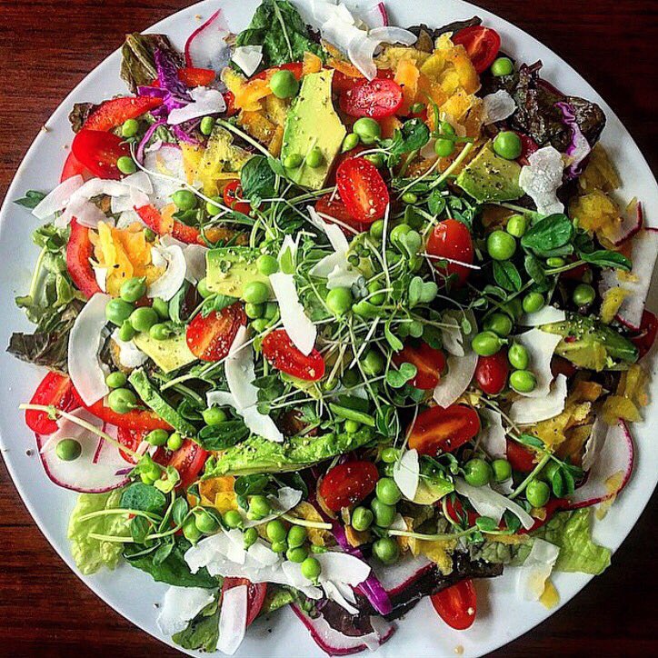 RealLifeRehab's tweet photo. Eating healthy doesn’t need to be boring or tasteless! Let your creativity flow & stay deliciously inspired!! 🥗🍅🥦🥕🥑🍓
#elevatedeats #eattherainbow #salad #eatyourgreens https://t.co/6JKtQXA4ww