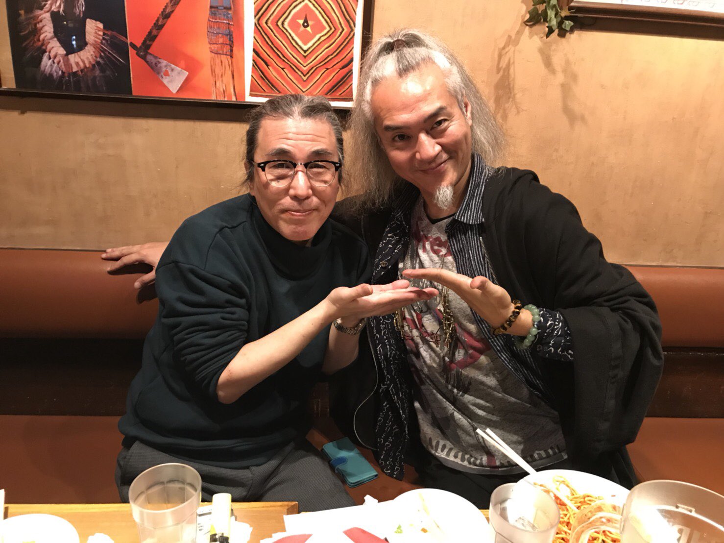 تويتر 安田一彦の悠遊道 公式 على تويتر 昨夜の必勝ガイド忘年会の画像を上げまくってくれているレイリーさん 本人の写真があんまり無いぞ というわけで トラマツ君が撮影してくれたものを一枚 横の爺ちゃんは無視してくださいませ 安田一彦 T Co