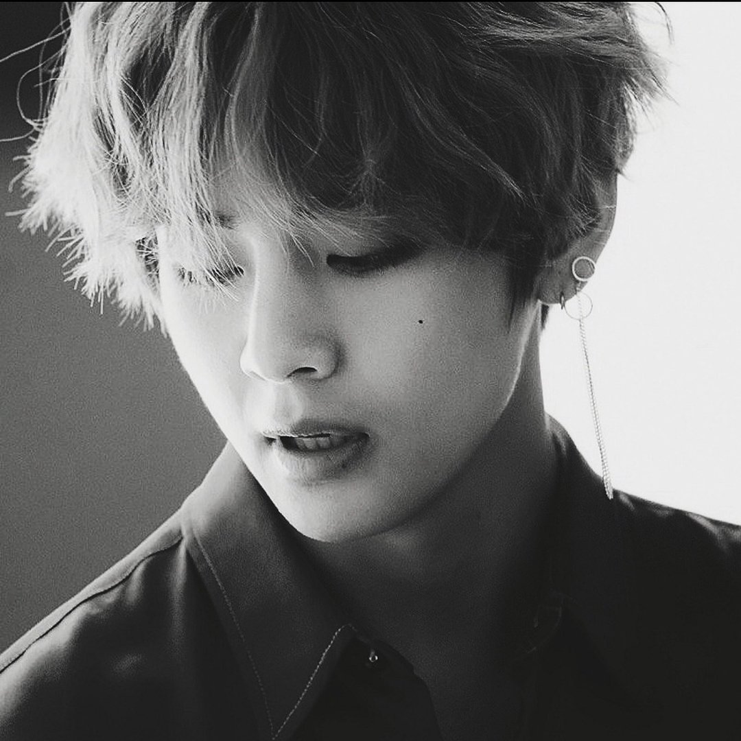 Brenkvv's tweet photo. My dear kim Taehyung, my angel and my everything #보라한_태형이의_날 @BTS_twt https://t.co/3mqp30eozi