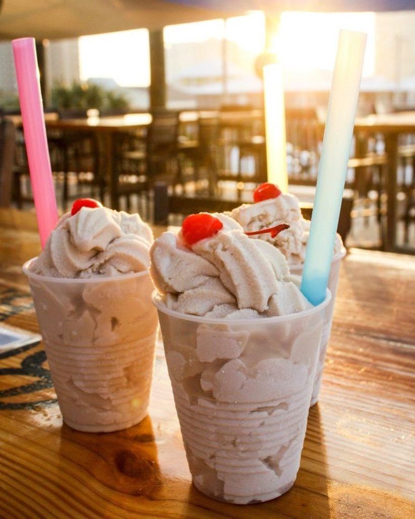 epctraveler's tweet photo. 2017 in Review | Cheers to my first-ever Bushwacker! As the unofficial Pensacola-area cocktail, you have to sip one of these adult milkshakes when at the famous Flora-Bama or across the street at the @fbolerivergrill located along the Florida-Alabama sta… https://t.co/YGLgQUC4Ng https://t.co/CbgCkPiBIs